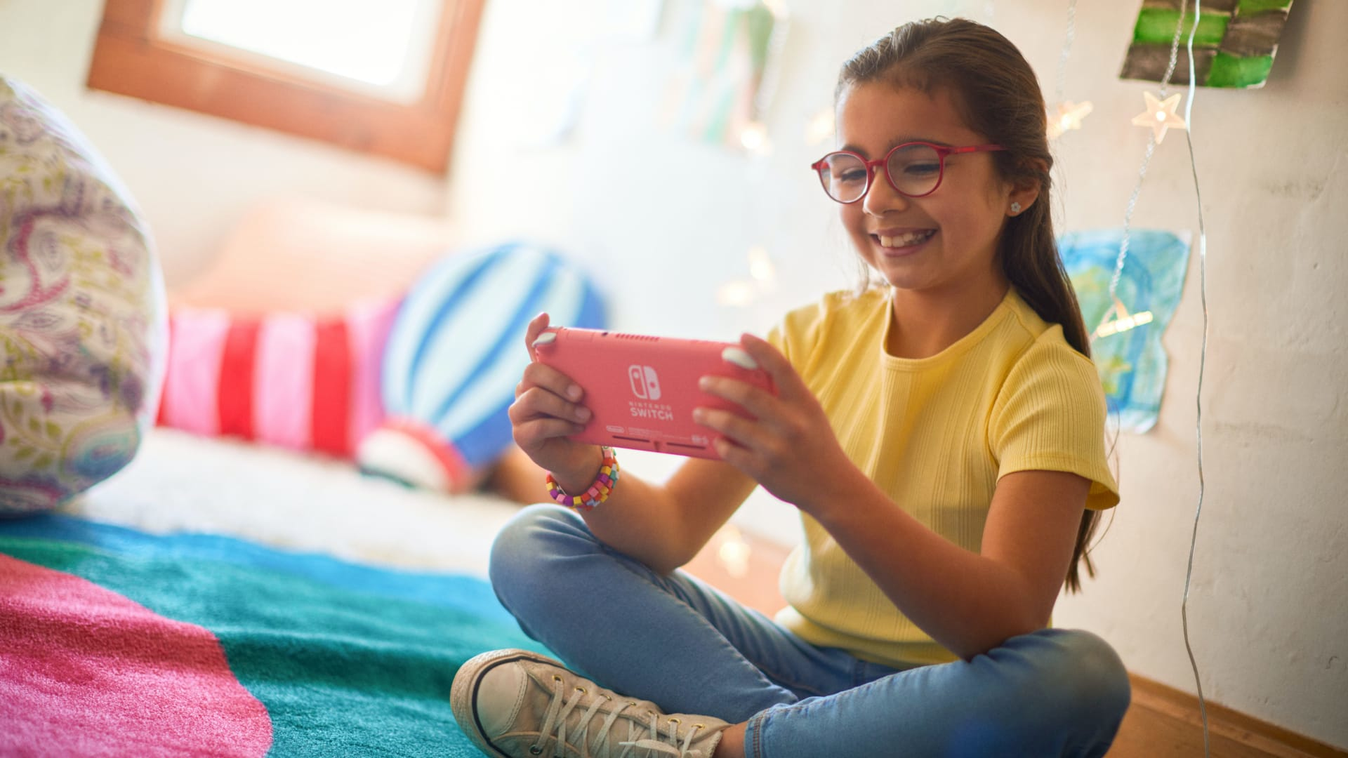 Kind spielt entspannt im Kinderzimmer