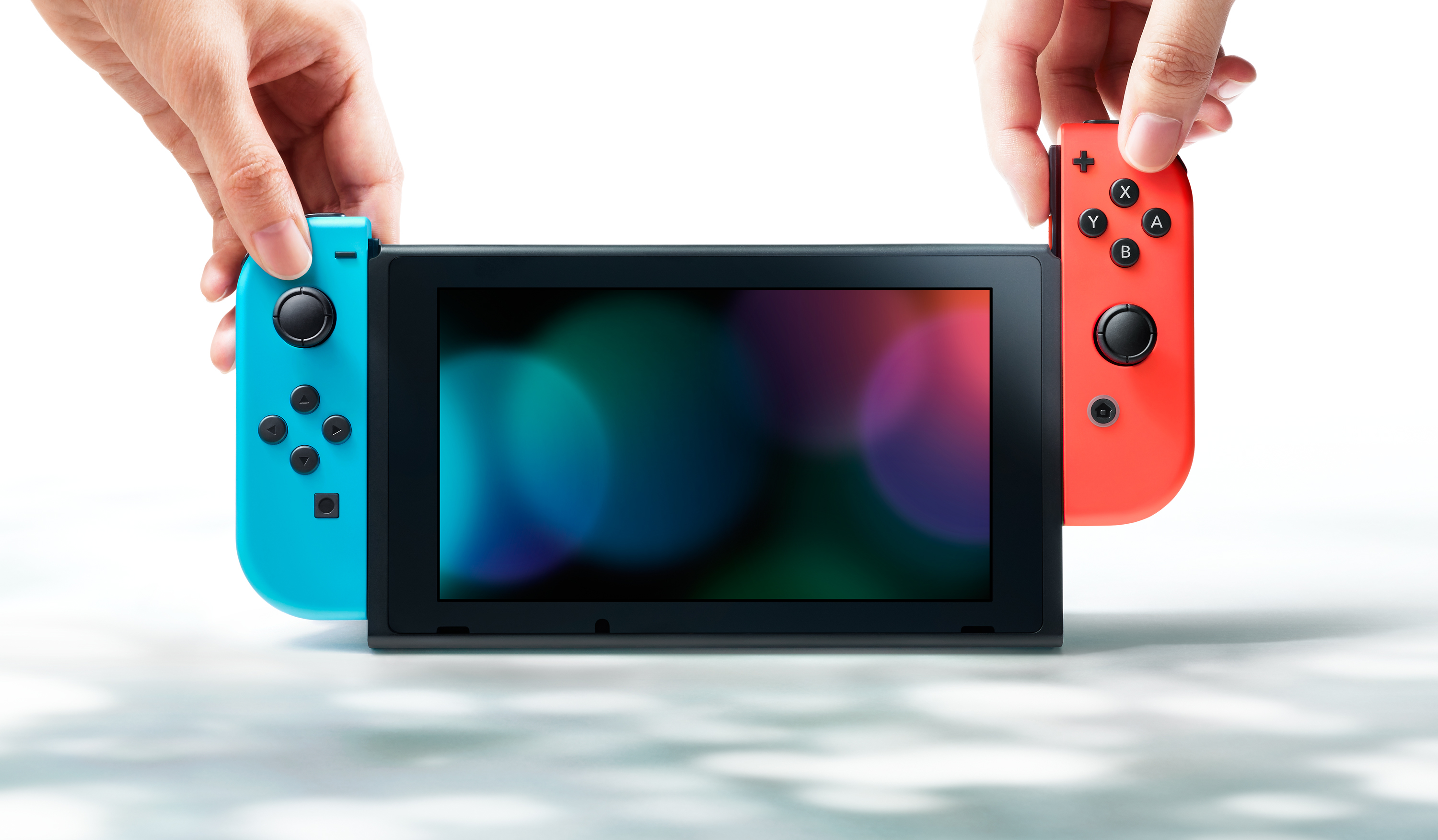 Joy-Con werden an eine Nintendo Switch angesteckt