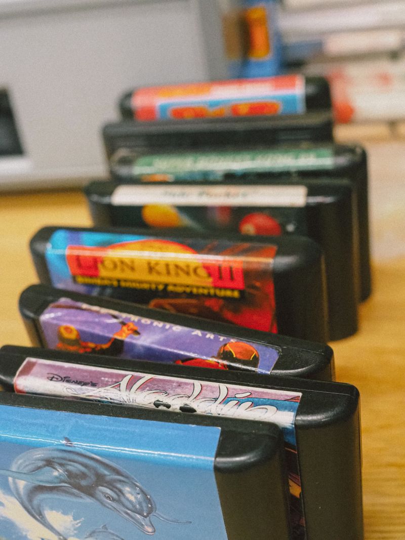 Reihe aufgestellter Retro-Spielmodule mit Cover-Aufdrucken